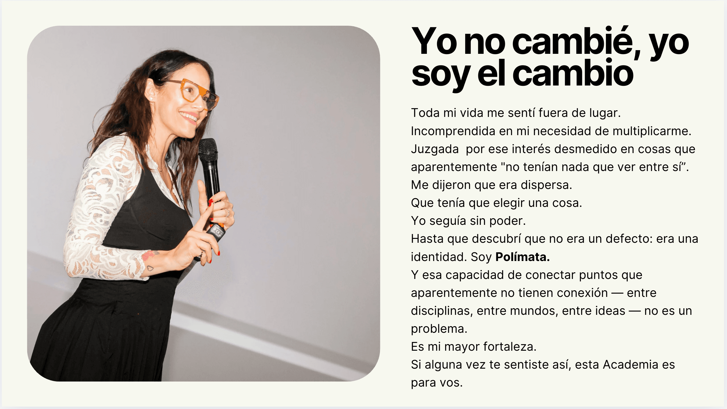 Connie Ansaldi hablando con micrófono